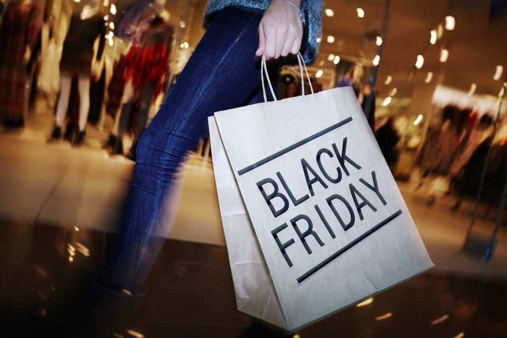 Shopper with Black Friday bag in shopping mall